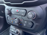 運転席・助手席の温度調節を個々に設定できるデュアルゾーンオートエアコンを装備しております。