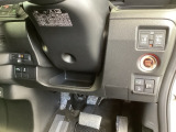 左側に高速で便利なETCがあり、また、便利な電動スライドドア、横滑りを防ぐVSAなどのスイッチは、運転席の右側、手の届きやすい位置にあります。