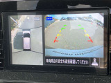 インテリジェント アラウンドビューモニター(移動物 検知機能付)空から見下ろしているかのような映像をディスプレイに映し出し、スムースな駐車をサポートします。