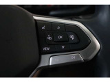 ハンドルは前後、上下で調節することができ、運転される方の好みに合わせて動かすことができます。ハンドルリモコンもついておりますので、運転したままでもオーディオ類を操作できます。