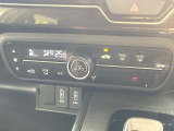【オートエアコン】一度お好みの温度に設定すれば、車内の温度を検知し風量や温度を自動で調整。暑い&hellip;寒い&hellip;と何度もスイッチ操作をする必要はありません。快適な車内空間には必須の機能ですね♪