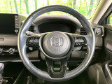 インテリアに合わせたデザインのステアリングは、運転される方のことも考え、運転しやすい形状、大きさです。是非一度、実際に触ってお確かめください。
