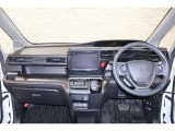 操作性に優れた運転席となります!小物入れや各ボタンの配置にこだわり、使いやすいです!座り心地もよく視認性も良好なのでロングドライブもお任せ下さい!