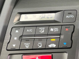 【オートエアコン】一度お好みの温度に設定すれば、車内の温度を検知し風量や温度を自動で調整。暑い&hellip;寒い&hellip;と何度もスイッチ操作をする必要はありません。快適な車内空間には必須の機能ですね♪