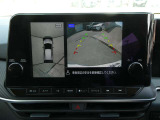 クルマを上空から見下ろしているような映像が画面に映し出されます。ミラーだけでは見え辛い箇所も含め、ひと目で周囲の状況がわかるためスムースに駐車できますね。安全な駐車の手助けになります!