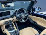 スポーツカーらしいデザインのインパネ周りはかっこいいですね