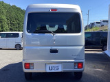 汚れが付着しやすいリヤガラスにはリヤワイパーが付いています。フロントのワイパーがONの時はシフトレバーをリバースに入れるとリヤワイパーがリンクして作動、クリヤーな視界が保てます