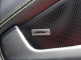 BOSEサラウンドサウンドシステムは、車内の音響特性に合わせて的確にチューニングされており、コンサートホールのようにバランスに優れた原音を忠実に再現した音響パターンを生み出します。