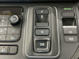 わずかな力で操作可能なボタン式シフト、ECONスイッチ、電動パーキングブレーキ、信号待ちや渋滞時などブレーキを踏み続ける場合に比べて足腰の疲労が軽減されるオートブレーキホールド付きです!