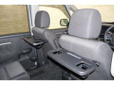 シートバックテーブル装備!!軽食もできる便利なテーブルです!