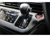 インパネシフトだから視線の移動も少なく足元もスッキリ♪運転席もゆったりしているのでゆとりを持ってドライブできますね!