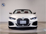 【BMWの伝統-1】BMWの特徴的な&ldquo;キドニーグリル&rdquo;は、80年以上続く伝統の形でございます。変わらないこだわりのデザインが、プレミアムブランド&ldquo;BMW&rdquo;を創り出します。