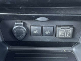 アクセサリーソケット。  シートヒーター付きです。寒い日も快適なドライブが楽しめます♪  充電用USB端子付き。スマートフォンなどの充電に便利です。