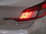 バックフォグもついています。夜間や視界が悪いときに後方車両に自車位置を認識させ、追突を防止します。