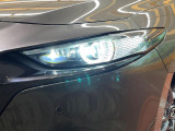 【LEDヘッドライト】悪天候や夜間走行時も良好な視界を確保し安心して運転できる高輝度LEDヘッドライトを装備!点灯速度が早く、消費電力も抑えられています。