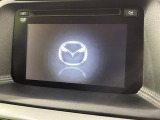 【マツダコネクトナビ】車内の雰囲気にマッチした一体型タイプのナビ。各種車輌設定やBluetooth再生等、様々な機能が楽しめます。直感的なダイヤル操作が可能で、使い勝手も良好です。