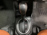 CVT車のセレクトレバーです。低速から高速まで、変速ショックのないスムーズな走りを実現するとともに、エンジン効率のよい領域を維持することで燃費にも貢献します。