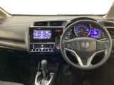 車内は光触媒抗菌消臭施工済です。インパネ周りはスタイリッシュなデザインです。グローブボックスやカップホルダーのほかにトレーなどたくさんの収納スペースが付いています。