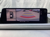 狭い場所での駐車やすれ違いなどでより的確な運転操作に役立つ360&deg;ビューモニターが装備されています。