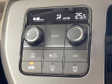 【オートエアコン】一度お好みの温度に設定すれば、車内の温度を検知し風量や温度を自動で調整。暑い&hellip;寒い&hellip;と何度もスイッチ操作をする必要はありません。快適な車内空間には必須の機能ですね♪