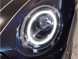 【LEDヘッドライト】先進のLEDテクノロジーを採用。放射される白色光の周波特性は太陽光に近く、バイキセノン・ヘッドライトを上回るコントラストで更に明るく輝きます!