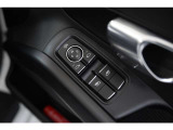 オプションの電動格納ミラーが付いております。運転席から降りずに瞬時にミラーを格納できます。