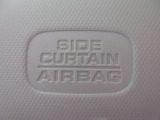 サイドカーテンエアバックシステムは、側面衝突時に大人から子供までさまざまな体格の乗員の頭部や頚部を広範囲で保護。特にセンターピラーへの頭部衝突を防ぐ展開性能を実現しています。