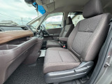フロント&リアシート、足元に余裕がありくつろいでお乗りいただけます。