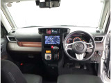 デザインもよく、居心地のよい運転席ですね。分かりやすいスイッチ類ですから操作もしやすく運転をサポートします。ぜひご来店いただき、実際にお座りいただいてステアリングを握ってみてください!