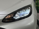 【LEDヘッドライト】悪天候や夜間走行時も良好な視界を確保し安心して運転できる高輝度LEDヘッドライトを装備!点灯速度が早く、消費電力も抑えられています。