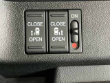 パワースライドドアの開閉はスマートキーのリモコンやドアノブは勿論、運転席側のスイッチ操作でも開閉ができ、安全・簡単です