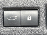 【パワーバックドア】スマートキーや運転席のボタンを押すだけでリアゲートが自動で開閉します!荷物を持っている時や、高い位置にあるバックドアを閉める際に便利な機能です♪