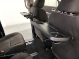 運転席・助手席の背もたれには、2列目シート用にカップホルダー付きの「格納式のシートバックテーブル」を装備しています。休憩時のちょっとした時間などカップを置いたり、小物置きに使えて便利です。