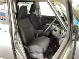 フロント広々、セパレートシートの運転席は、ハイトアジャスターが付いているので、快適にドライブができます。ハンドルはチルトステアリングで、ハンドル位置を上下に調節できます。