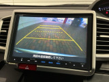 リバースギアに入れるだけで後方の表示へ切り替わります。夜間や雨の日の駐車も楽になりますよ。