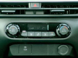 快適オートエアコン付♪設定温度をキープし車内を快適な温度に保ちます♪