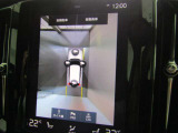 360&deg;カメラ付きで車庫入れや縦列駐車をサポートします。