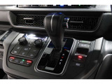 インパネシフトだから視線の移動も少なく足元もスッキリ♪運転席もゆったりしているのでゆとりを持ってドライブできますね!