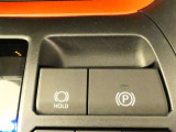 【電動パーキングブレーキ】・・・パーキングブレーキはスイッチ操作です。シフトレバーをPポジションに入れると自動で作動し、その他のシフトポジションにシフトすると解除されるオート機能付です。