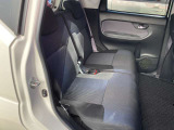 【後席】後席足元が広々とした快適な車内!大人が座ってもゆったり過ごせて、荷物もたくさん積めます。お買い物や送り迎えなど日常使いに便利な一台です。