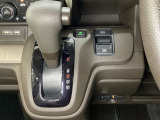 CVT車のセレクトレバーです。低速から高速まで、変速ショックのないスムーズな走りと、エンジン効率のよい領域を維持して燃費にも貢献します。サイドブレーキはスイッチ操作の電子制御パーキングブレーキです。