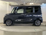 助手席側は電動スライドドアになってます。運転席やキーのリモコンで開閉できるので手が塞がっていても楽に積み降ろし出来ますよ。