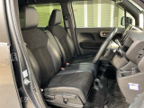 乗降がしやすい運転席。高さが調節できて小柄な方でも運転しやすいポジションをとることができます。