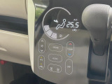 【オートエアコン】一度お好みの温度に設定すれば、車内の温度を検知し風量や温度を自動で調整。暑い&hellip;寒い&hellip;と何度もスイッチ操作をする必要はありません。快適な車内空間には必須の機能ですね♪