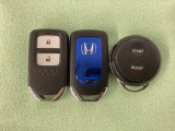スマートキーを装備しています。鍵を差し込むことなくドアロックの開け閉めと、スタートボタン操作でのエンジンスタートができます。加えて、純正リモコンエンジンスターター用の操作キーもついています。