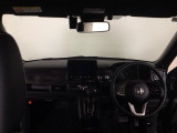 【前方視界】開放的な前方視界!運転がしやすく疲れにくいです♪窓が大きく、見通しがとっても良いおクルマですよ♪