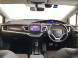 運転席は、大きな座面と包み込むような背もたれがドライバーの身体全体をしっかり支えます。上質なシート素材と座り心地のよいクッションを採用し、長時間の運転やコーナーの多い道も快適です