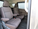 リアシートは十分な広さを確保しています