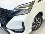 【LEDヘッドライト】悪天候や夜間走行時も良好な視界を確保し安心して運転できる高輝度LEDヘッドライトを装備!点灯速度が早く、消費電力も抑えられています。