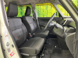 運転席まわりには十分なスペースがあり、大柄な方でもゆったり運転していただける環境です。